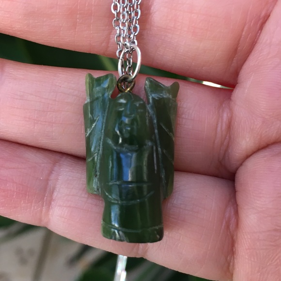 Vintage Jewelry - Hand carved nephrite jade pendant & chain